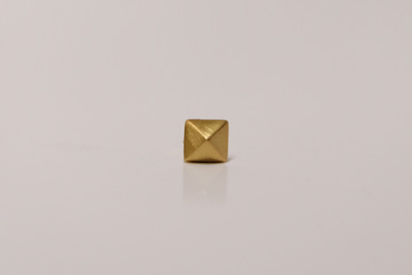 studs_pierce_medium_gold