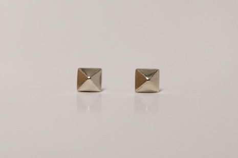 studs_pierce_medium_silver