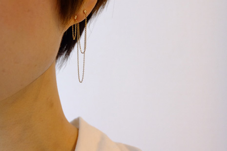 chain-hoop-pierce-wearing